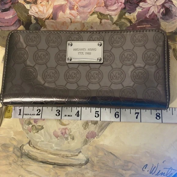Rare Michael Kors Jet Set clutch. Grey - Picture 9 of 11